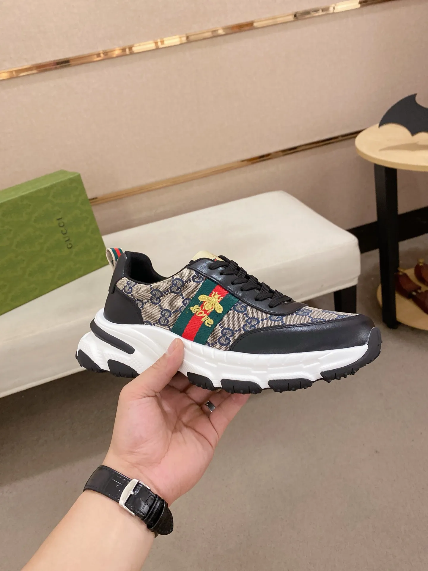 Men's shoes 💰 442 💰 High-quality new GUCCI counters are on the market at the same time. The new men's shoes, 😘fabrics are selected imported cowhide, lining: mesh breathable lining. 👍🏿 High-end ☄️ air-cushion molded anti-slip rubber outsole, exquisite lines, simple and elegant, comfortable and high-end for leisure travel. Code number: 38 to 44 (45 can be customized and cannot be returned or exchanged)